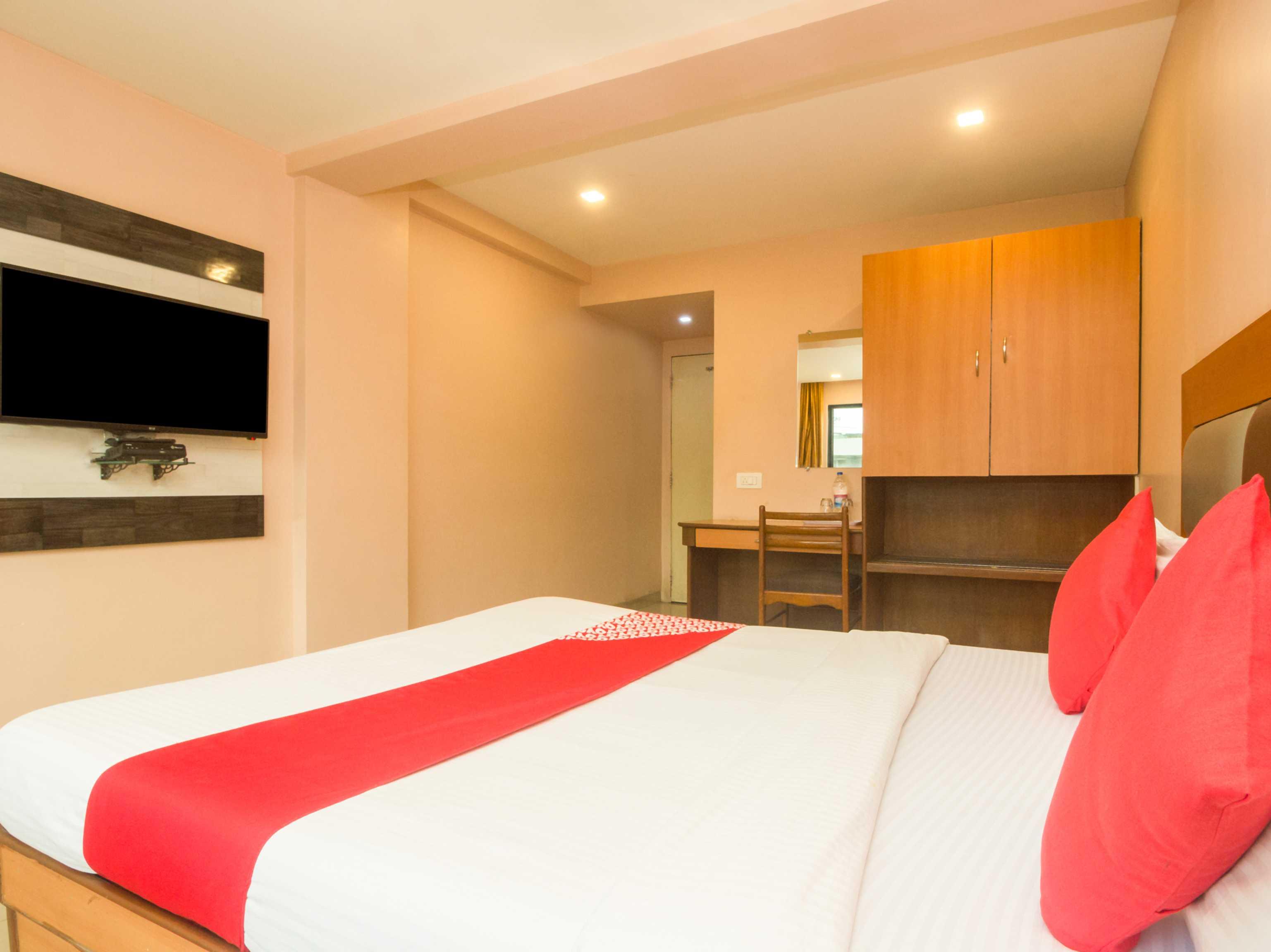 Oyo Hotel Sarovar Grand Kalamboli Ngoại thất bức ảnh