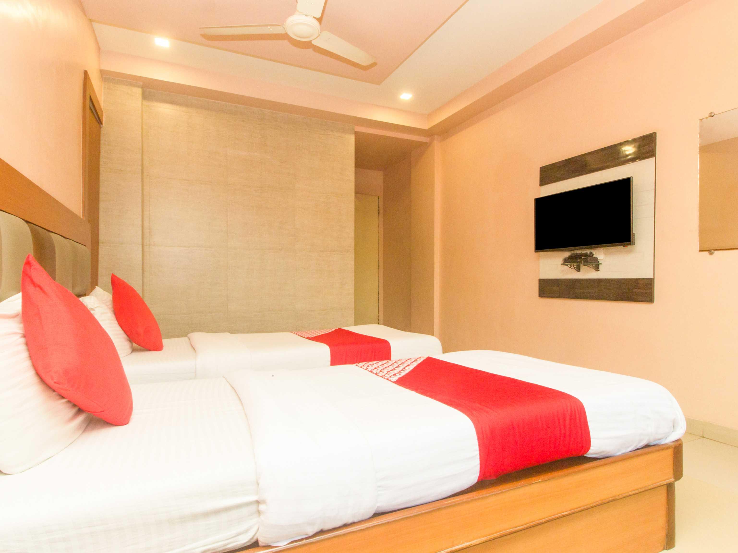 Oyo Hotel Sarovar Grand Kalamboli Ngoại thất bức ảnh