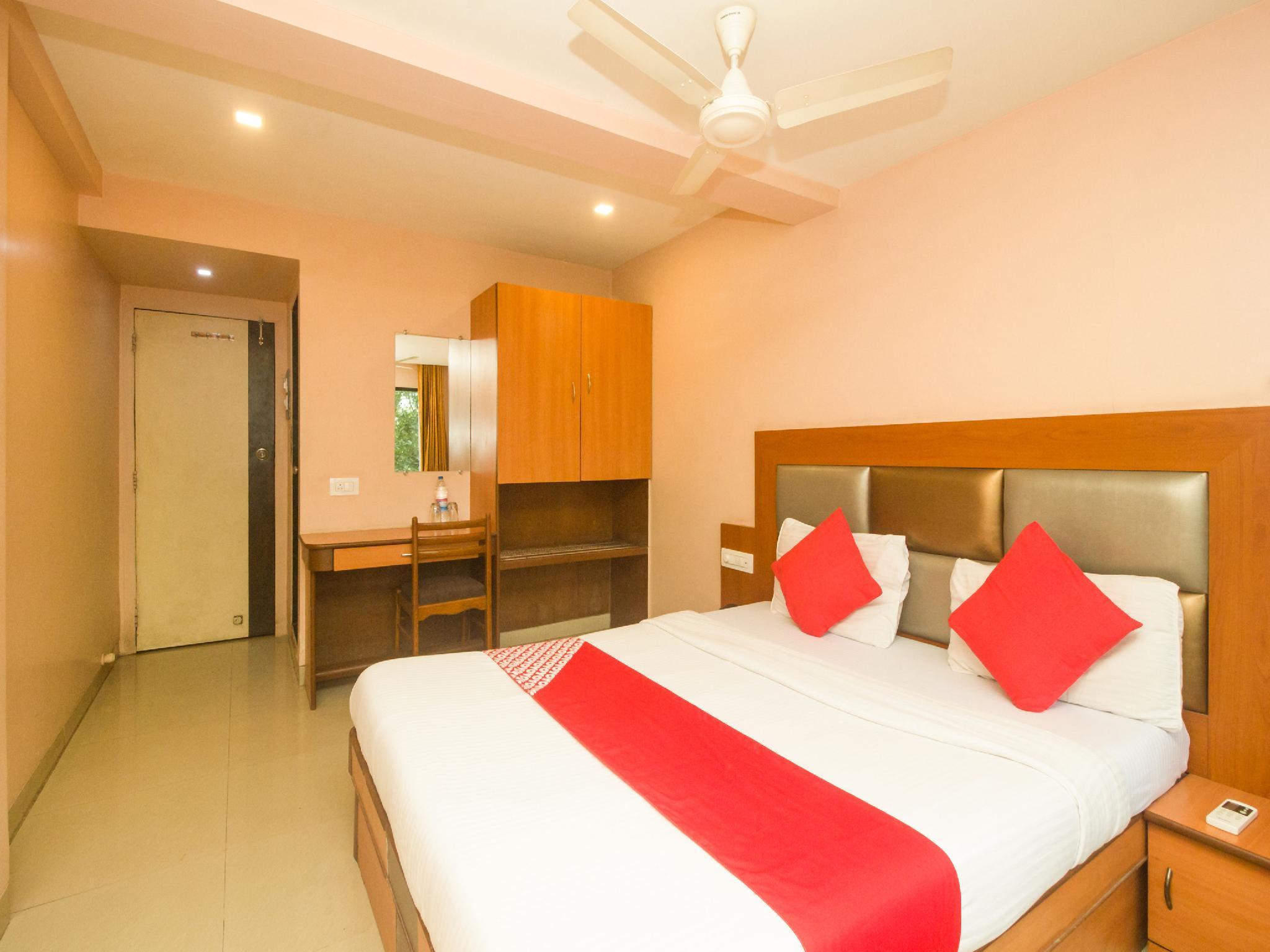 Oyo Hotel Sarovar Grand Kalamboli Ngoại thất bức ảnh