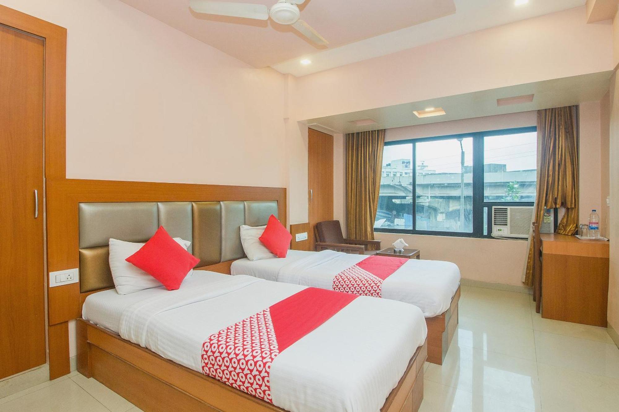 Oyo Hotel Sarovar Grand Kalamboli Ngoại thất bức ảnh