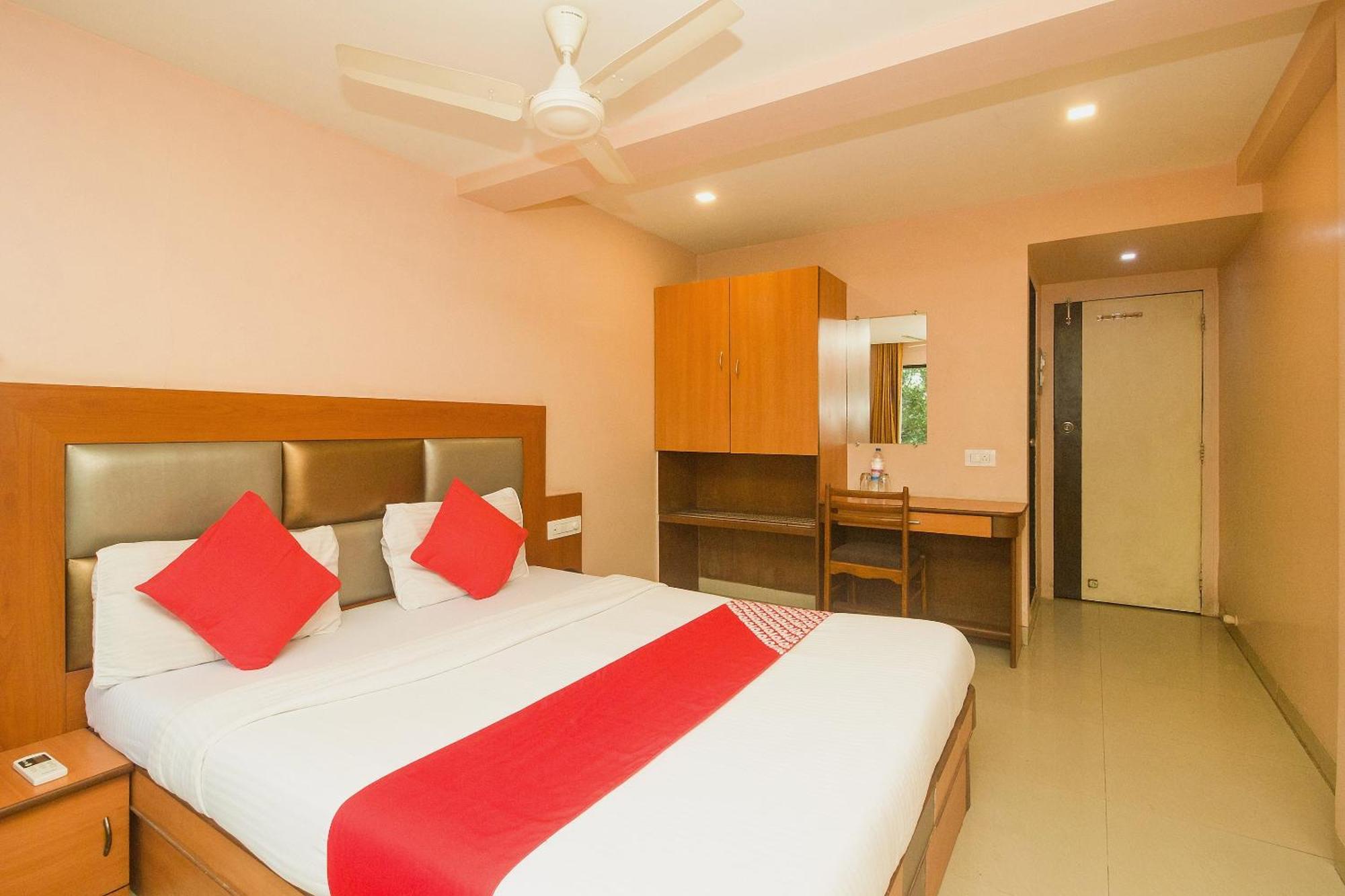 Oyo Hotel Sarovar Grand Kalamboli Ngoại thất bức ảnh